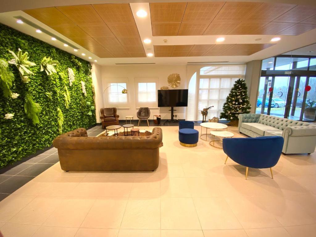 Hotel Camino Real Dueñas المظهر الخارجي الصورة