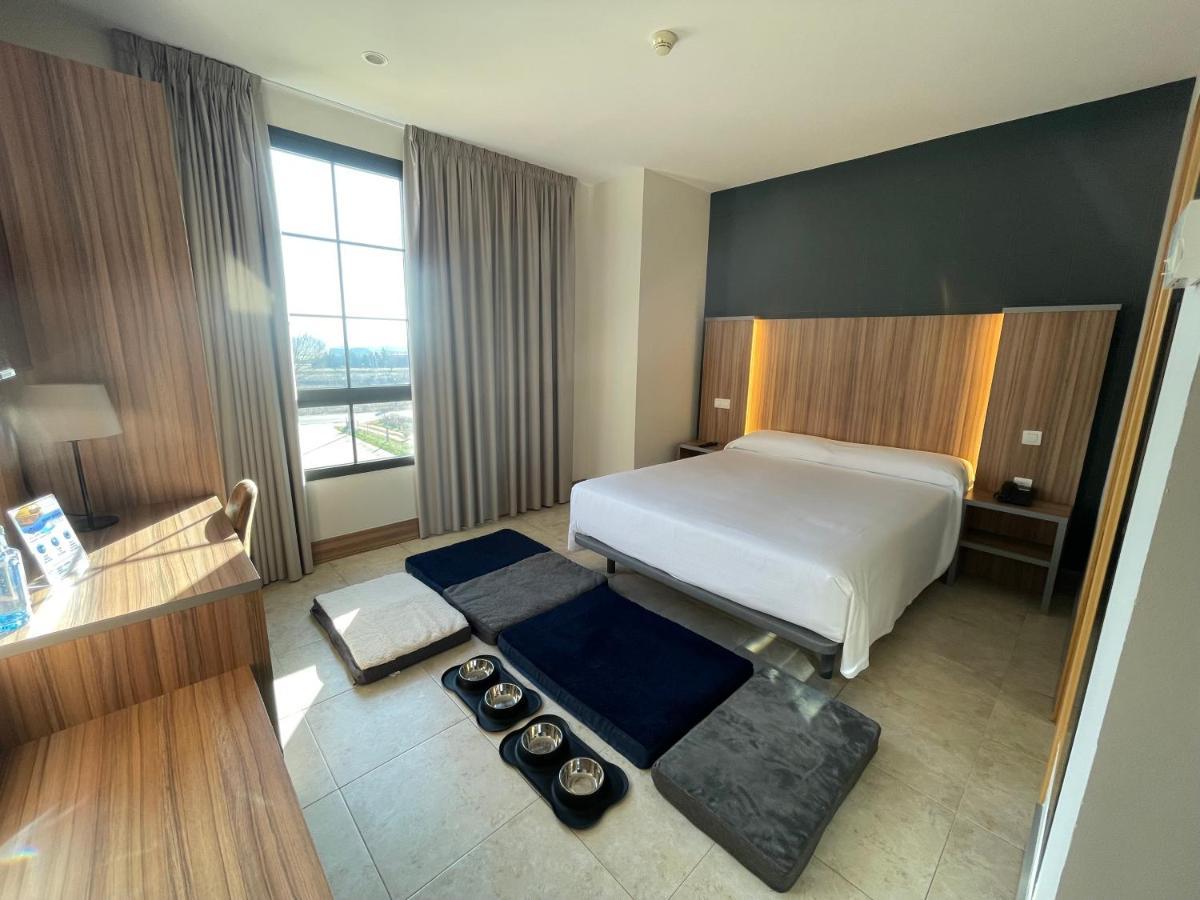 Hotel Camino Real Dueñas المظهر الخارجي الصورة