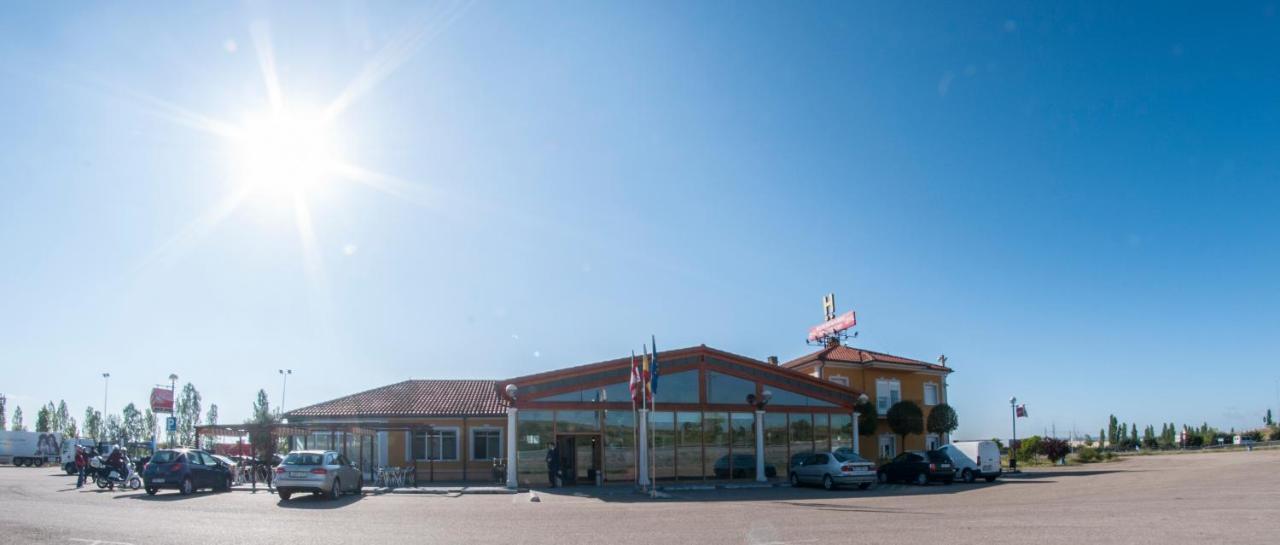 Hotel Camino Real Dueñas المظهر الخارجي الصورة